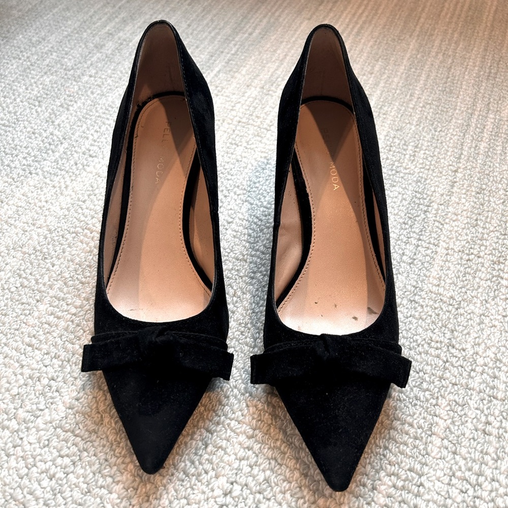 Pelle Moda suede black pumps with bow detail, size 8.5